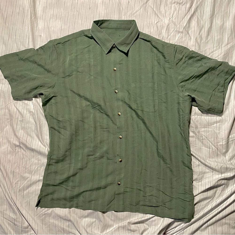 men’s sage short sleeve button up (L)